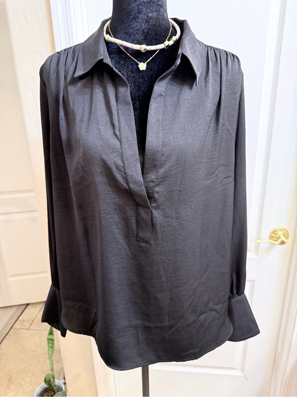 Banana Republic Black Satin Popover Long-Sleeve V-Neck Blouse Size Petite Large